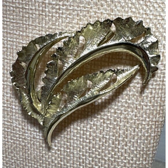 Vintage Gold Tone Leaf Brooch Pin Elegant Filigree Design 2.5 Inches Long - Picture 1 of 5